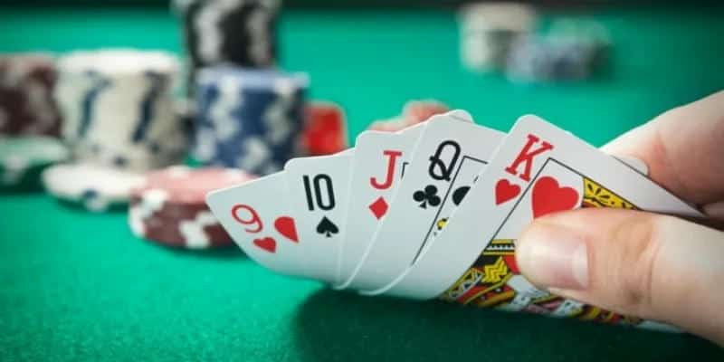 Khi Nào Nên Úp Bài Để Bảo Toàn Chip?